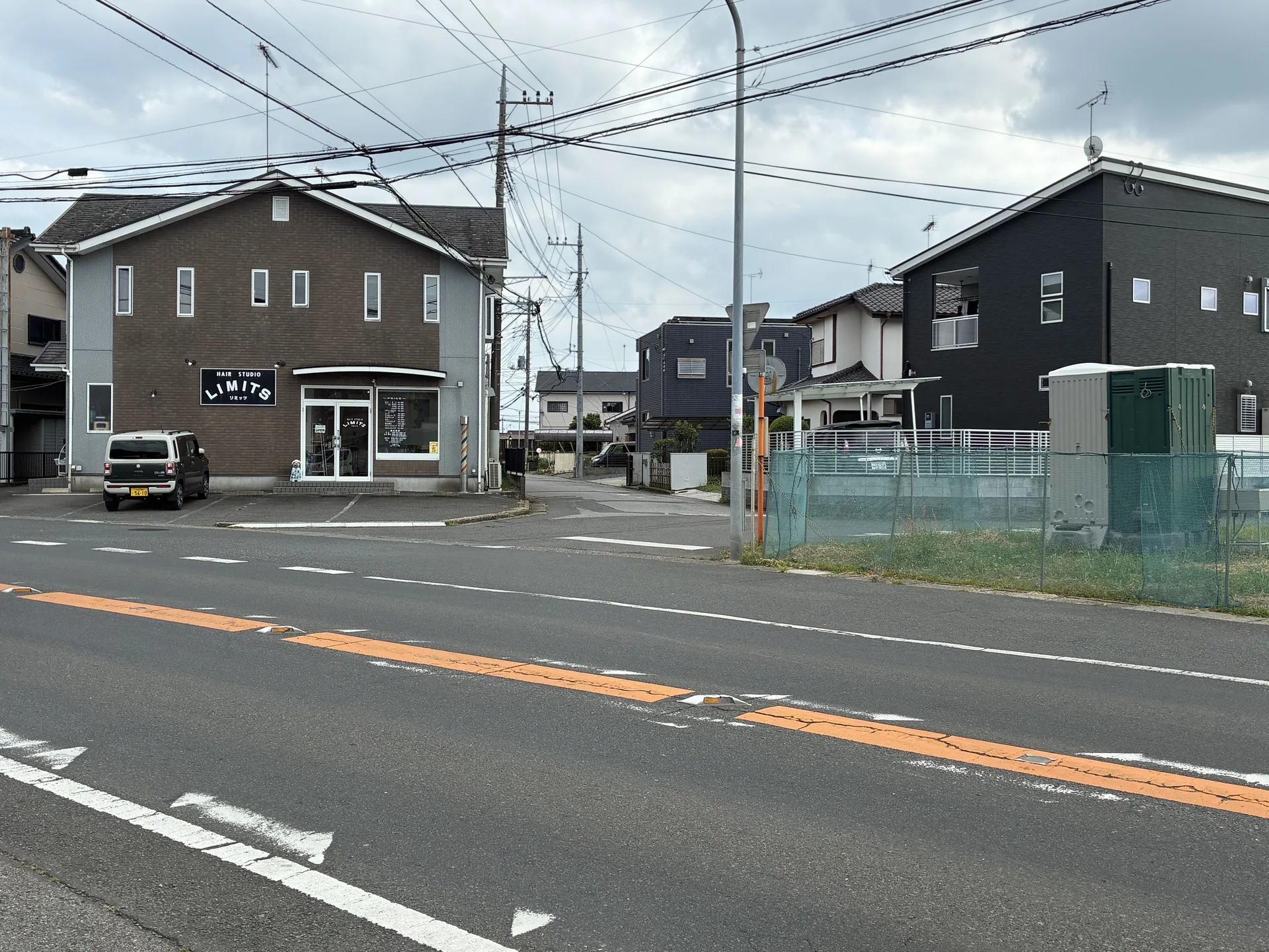 床屋リミッツさんが見えるフジサワカイロプラクティックへの曲がり口