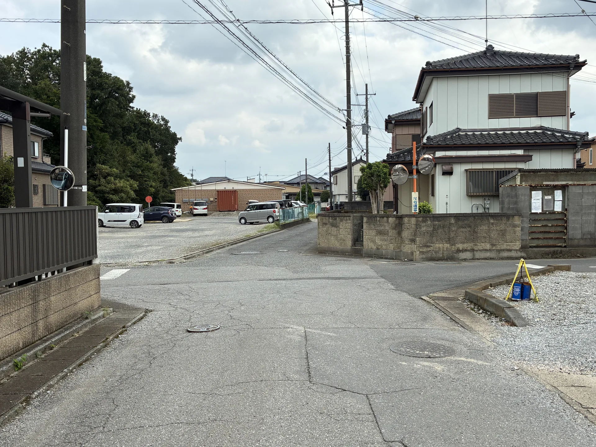 床屋リミッツさん側からフジサワカイロプラクティックへ向かう住宅地の道路