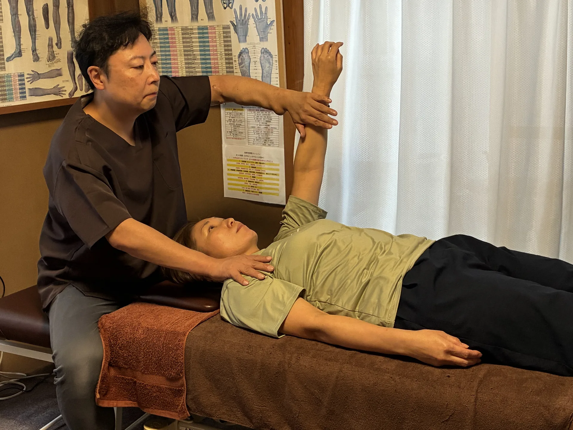 筋反射テストで筋力を保っている状態を確認している様子
