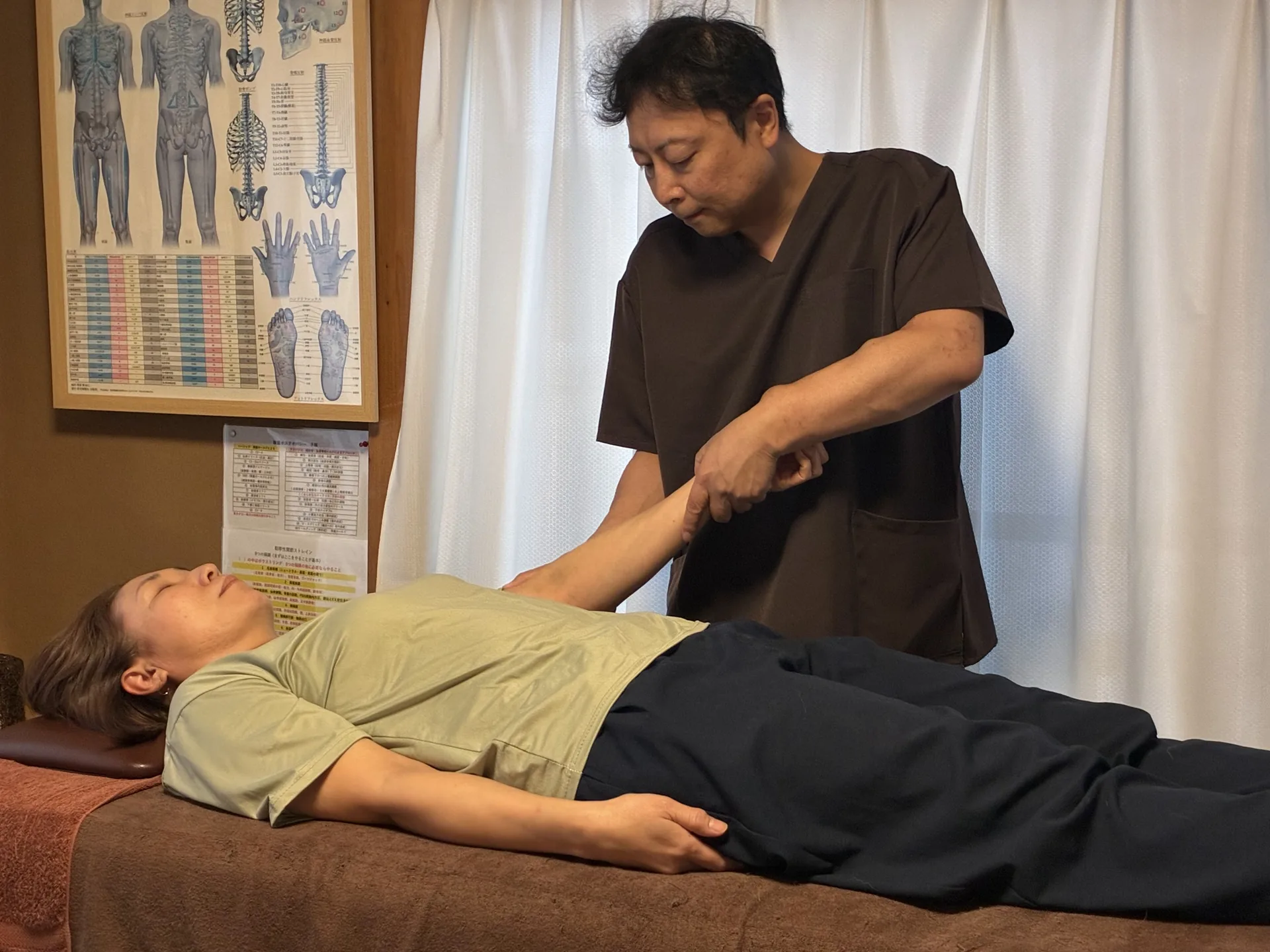肘の痛みの評価で肘と前腕周辺の状態を確認している様子