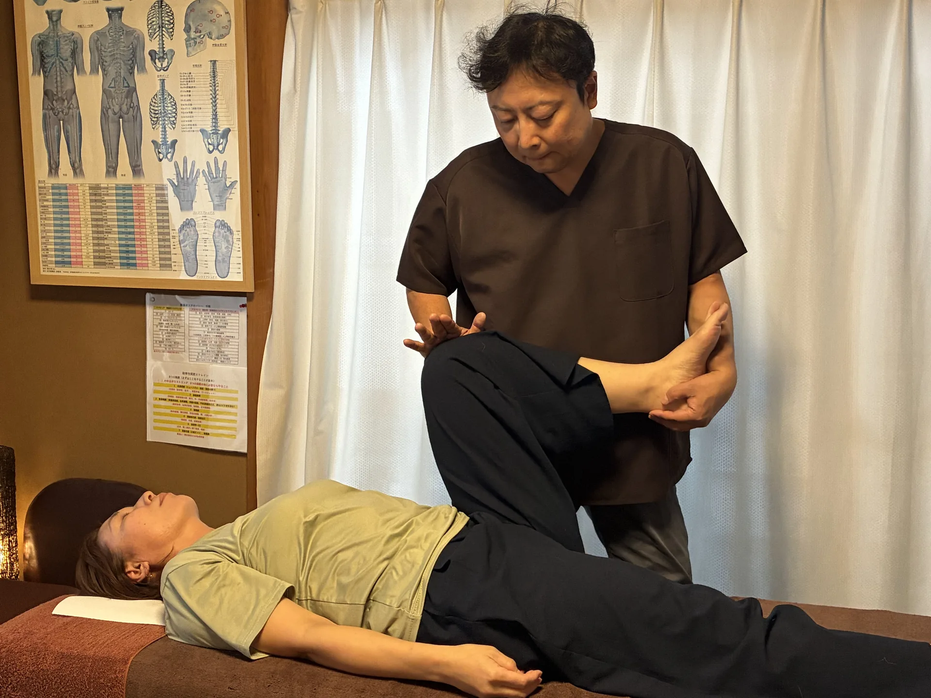 膝の痛みの評価で膝と股関節の動きを確認している様子