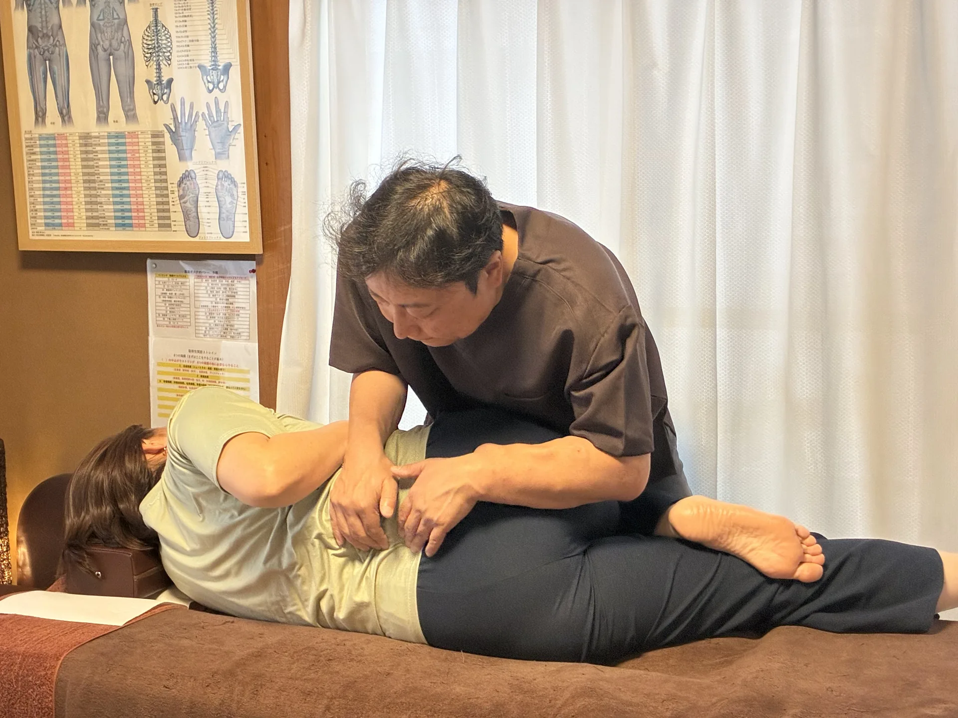 横向きで腰と骨盤周辺の動きや状態を確認している様子