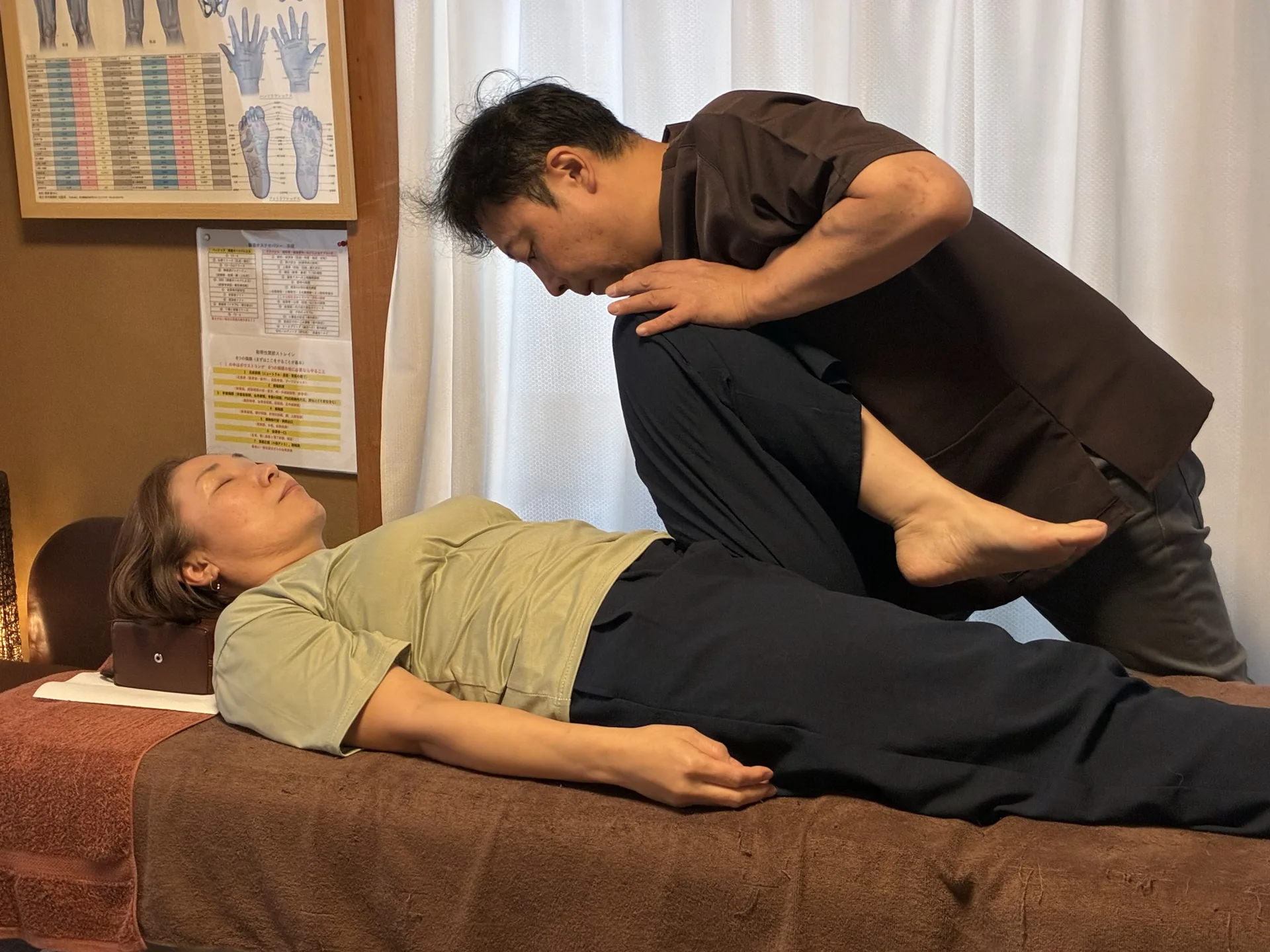 股関節の痛みの評価で股関節と骨盤の動きを確認している様子