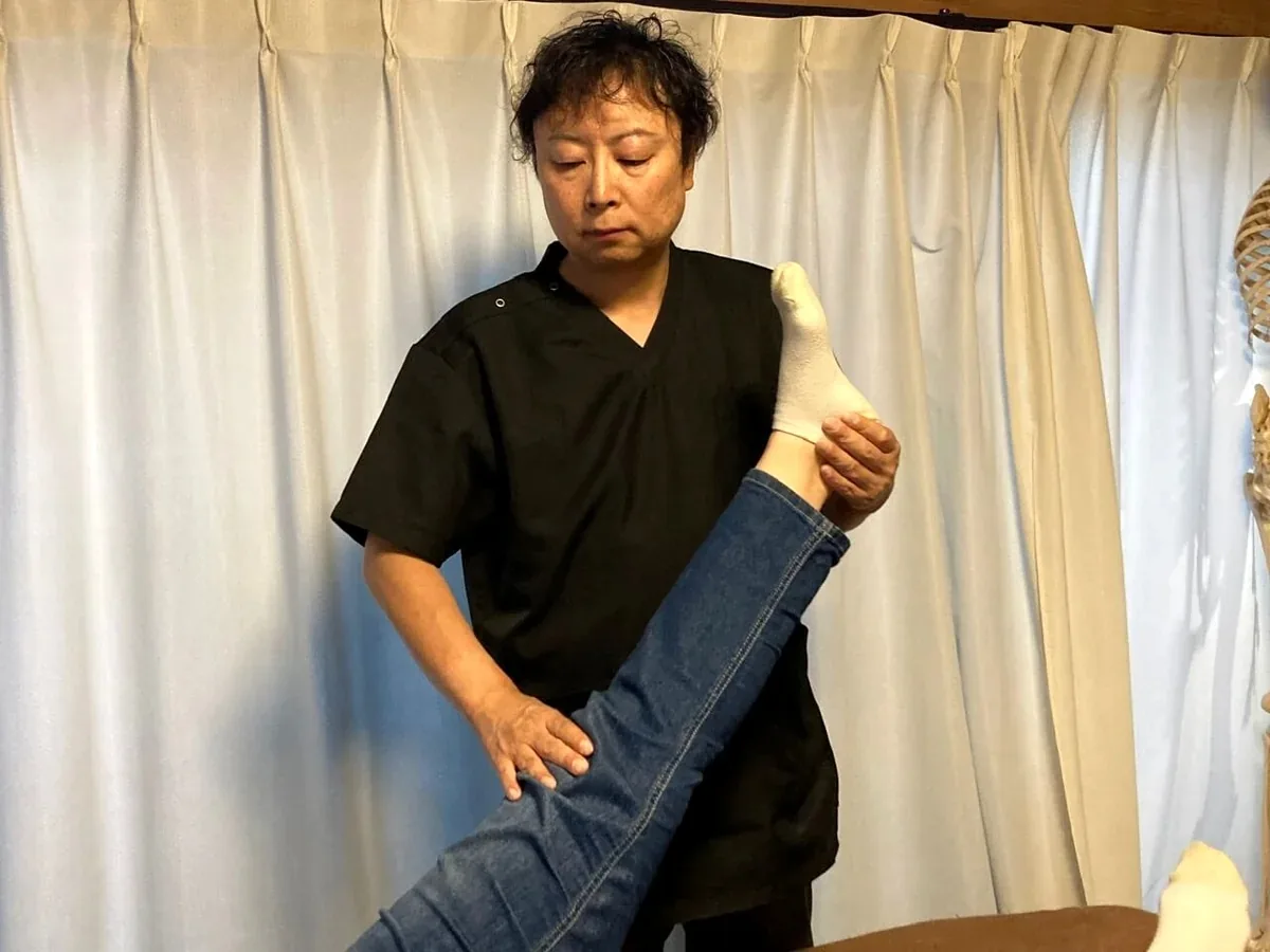 施術後に同じ脚の動きを再確認する検査