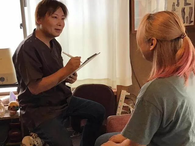 フジサワカイロプラクティックで問診を行っている様子
