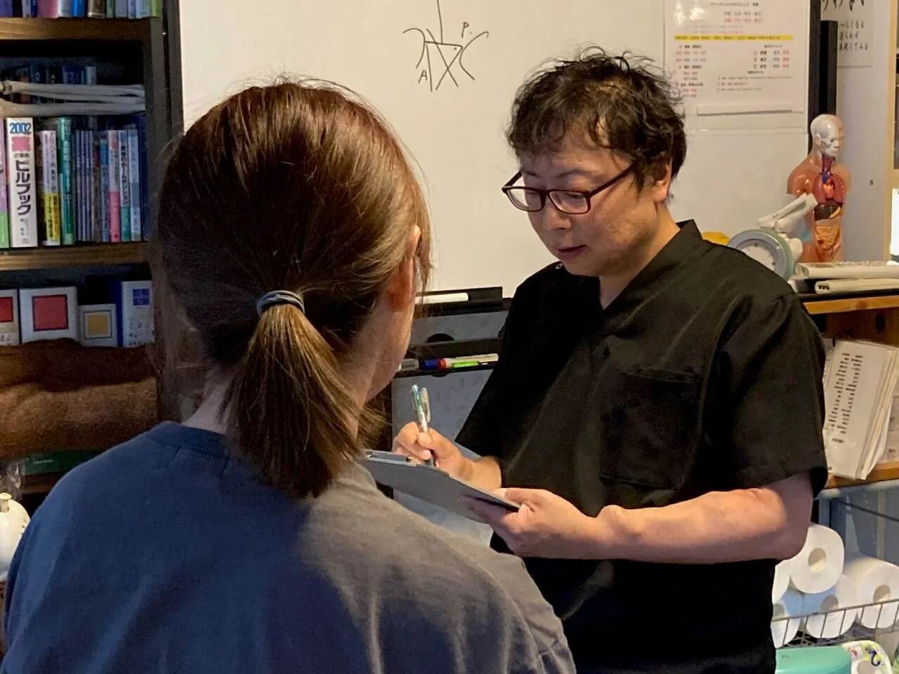 身体の状態に合わせて施術を行っている様子