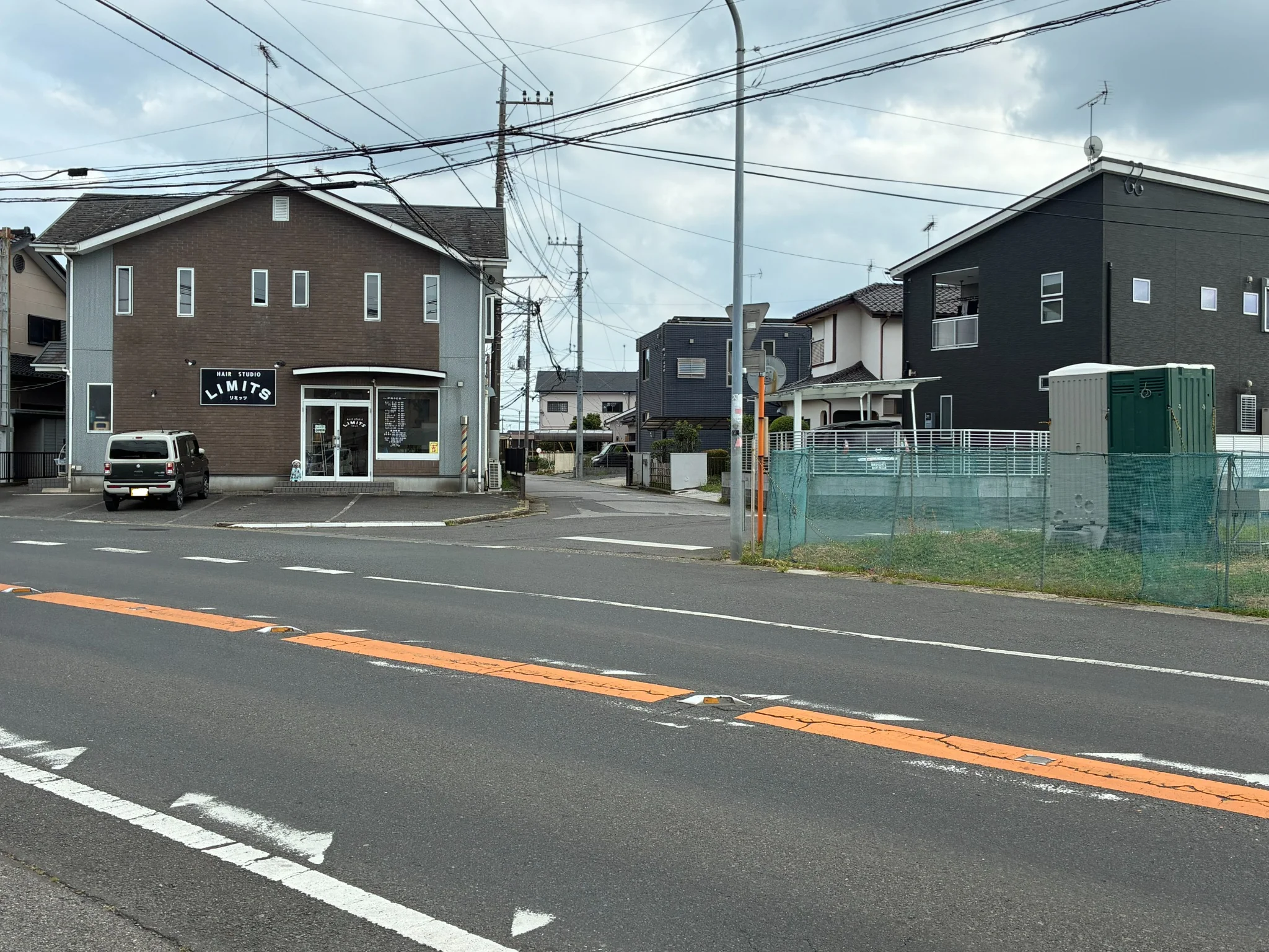 床屋リミッツさんが見えるフジサワカイロプラクティックへの曲がり口